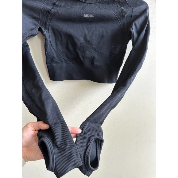 Gymshark black cropped keyhole back compression top w/ thumbholes, size XS - Picture 4 of 5